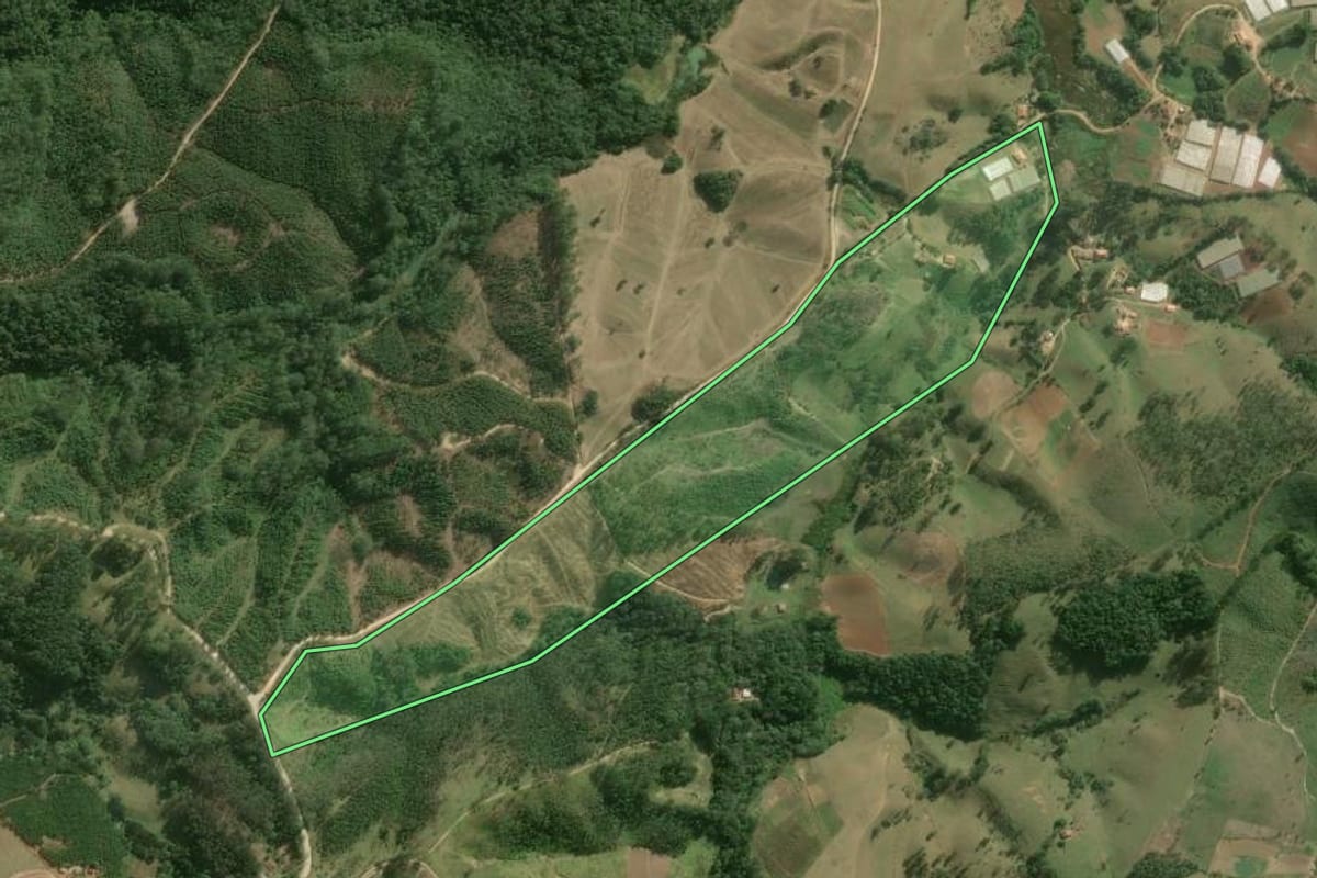 Imagem de satélite do imóvel rural em Guapiara (SP), com o contorno declarado no CAR desenhado por cima.