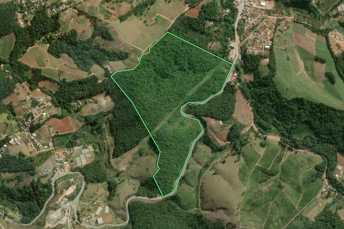 Imagem de satélite do imóvel rural em Guapiara (SP), com o contorno declarado no CAR desenhado por cima.