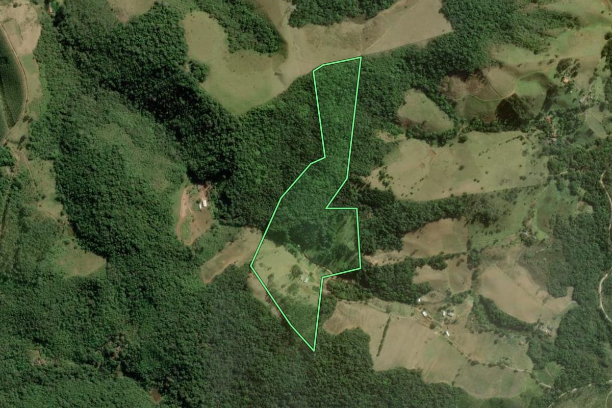 Imagem de satélite do imóvel rural em Guapiara (SP), com o contorno declarado no CAR desenhado por cima.
