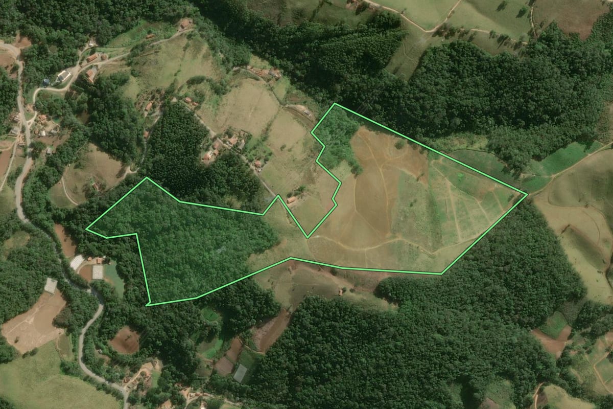 Imagem de satélite do imóvel rural em Guapiara (SP), com o contorno declarado no CAR desenhado por cima.