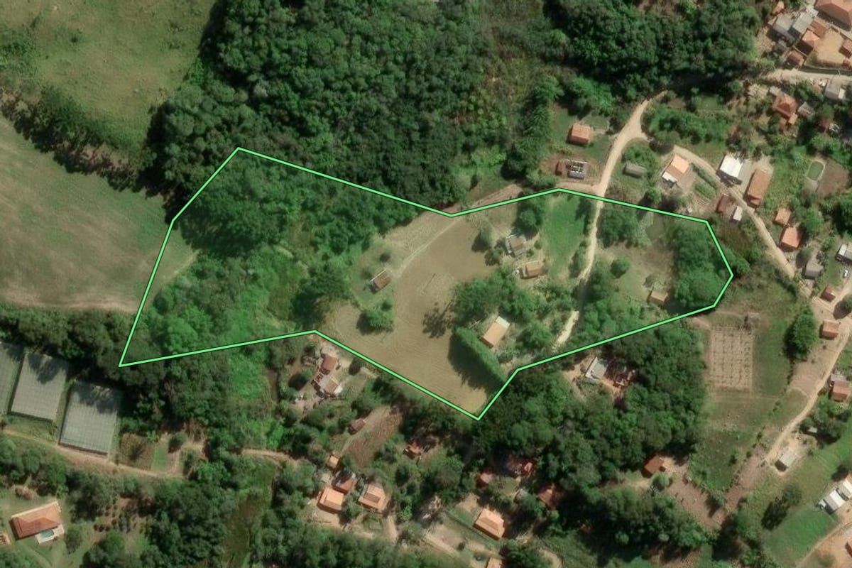 Imagem de satélite do imóvel rural em Guapiara (SP), com o contorno declarado no CAR desenhado por cima.
