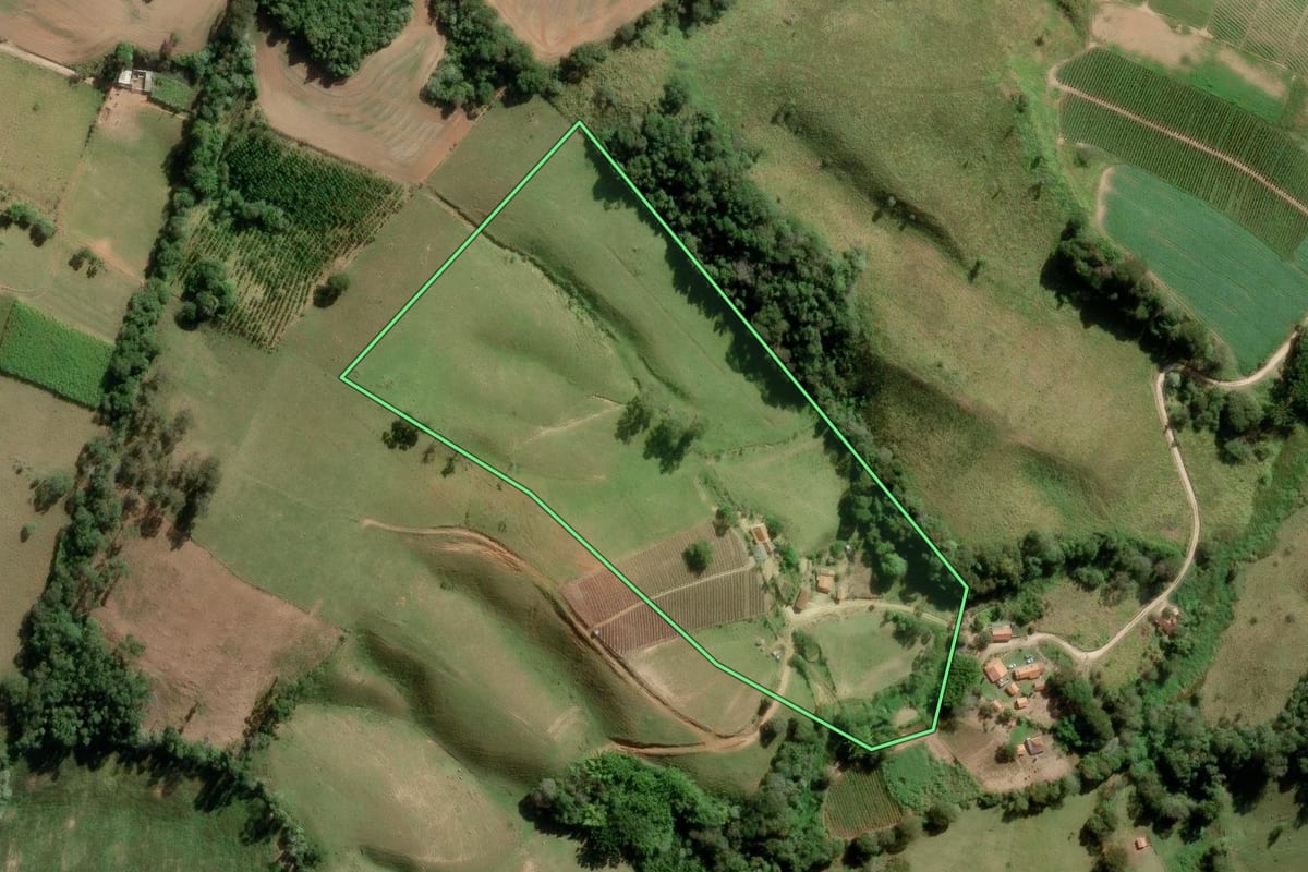 Imagem de satélite do imóvel rural em Guapiara (SP), com o contorno declarado no CAR desenhado por cima.