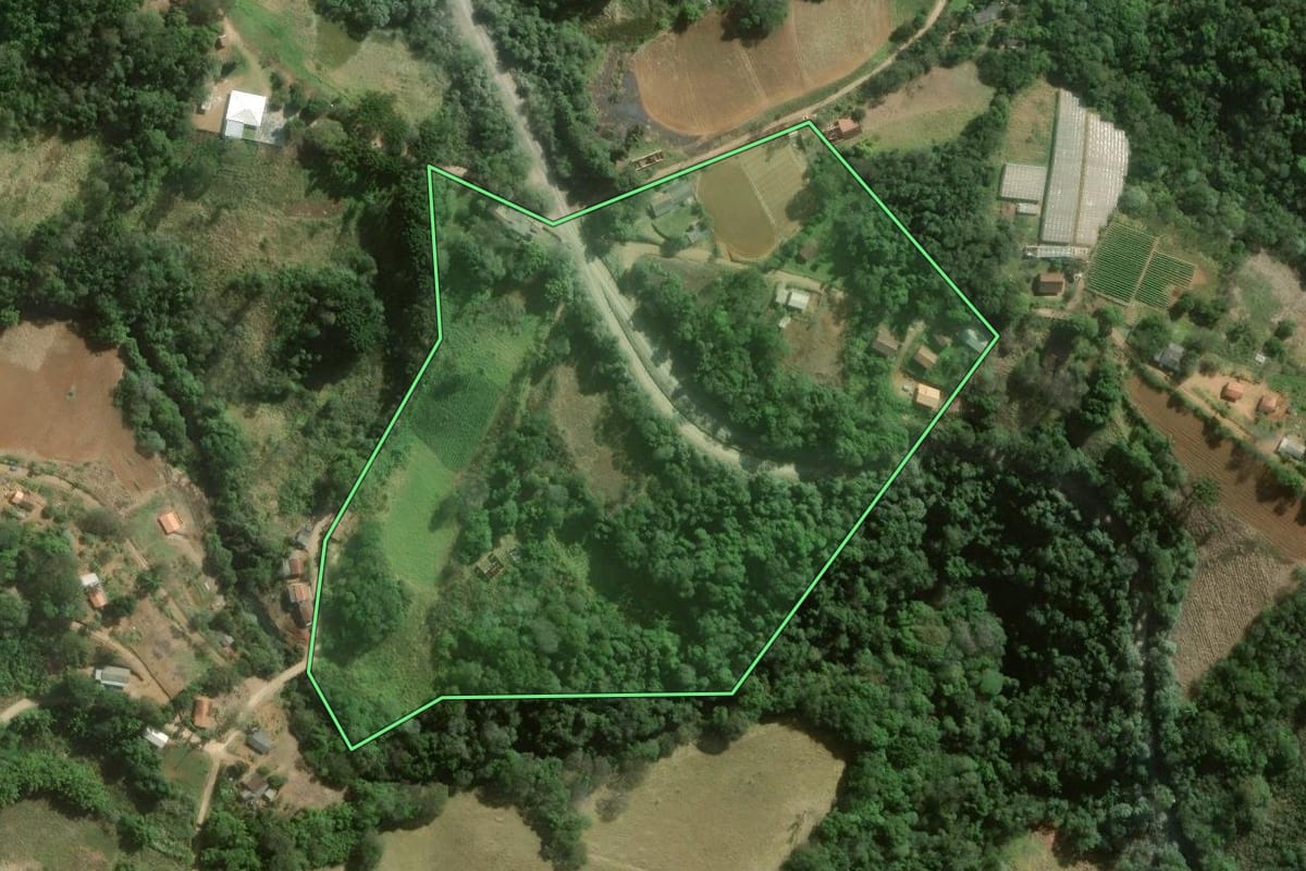 Imagem de satélite do imóvel rural em Guapiara (SP), com o contorno declarado no CAR desenhado por cima.