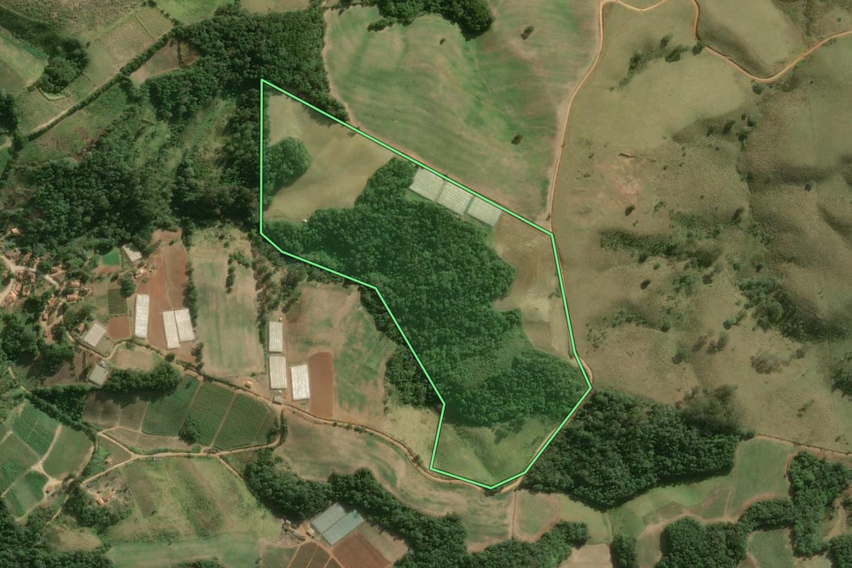 Imagem de satélite do imóvel rural em Guapiara (SP), com o contorno declarado no CAR desenhado por cima.