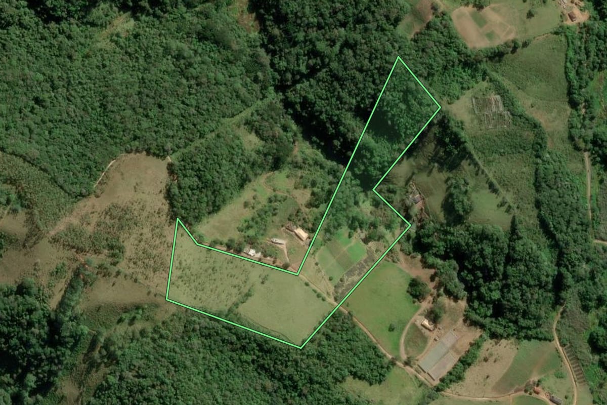Imagem de satélite do imóvel rural em Guapiara (SP), com o contorno declarado no CAR desenhado por cima.