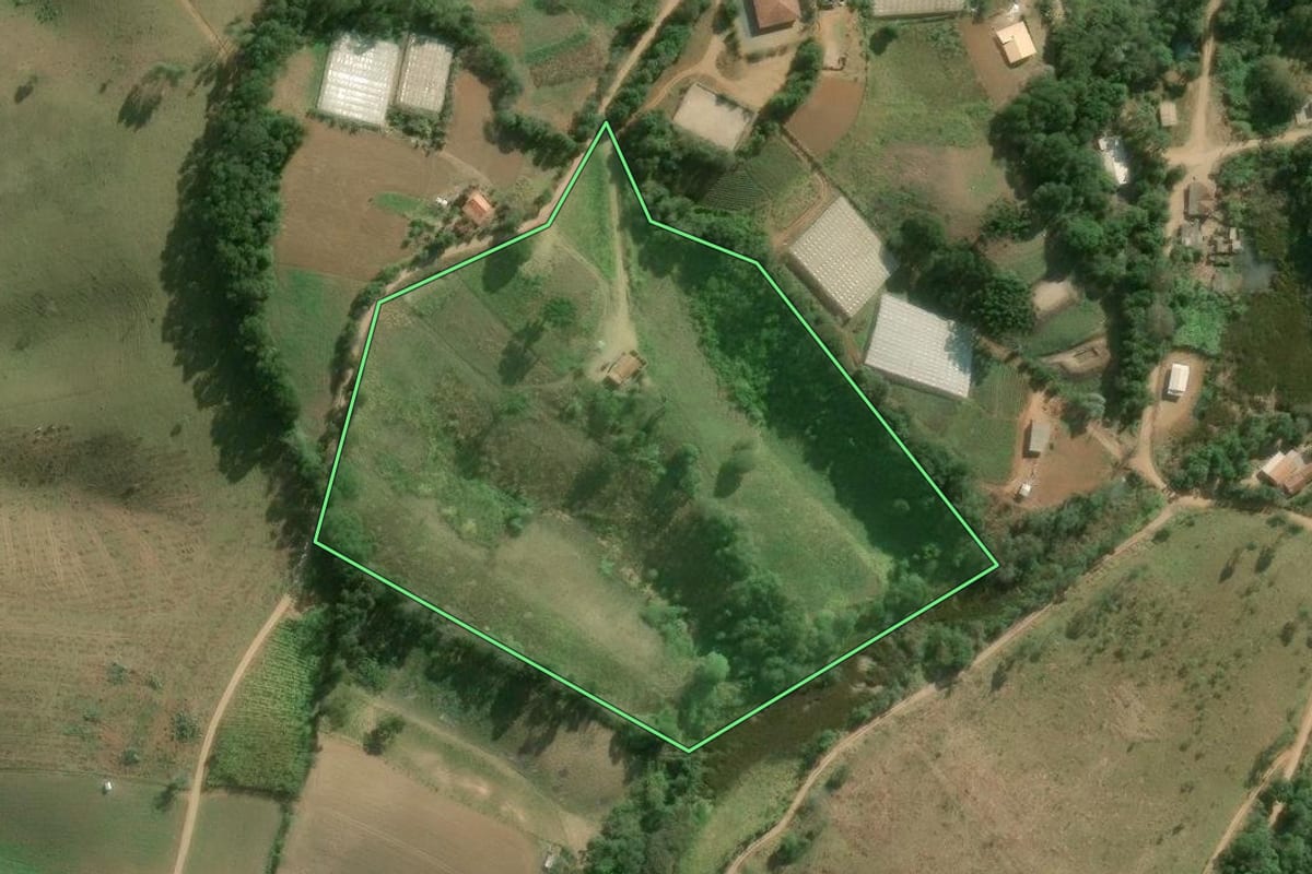 Imagem de satélite do imóvel rural em Guapiara (SP), com o contorno declarado no CAR desenhado por cima.