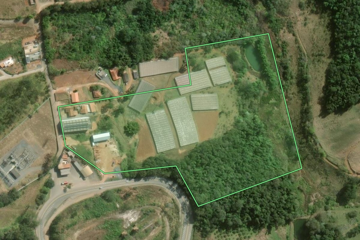 Imagem de satélite do imóvel rural em Guapiara (SP), com o contorno declarado no CAR desenhado por cima.