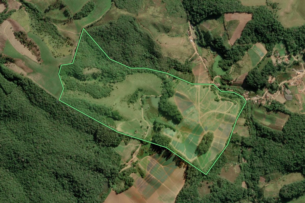 Imagem de satélite do imóvel rural em Guapiara (SP), com o contorno declarado no CAR desenhado por cima.