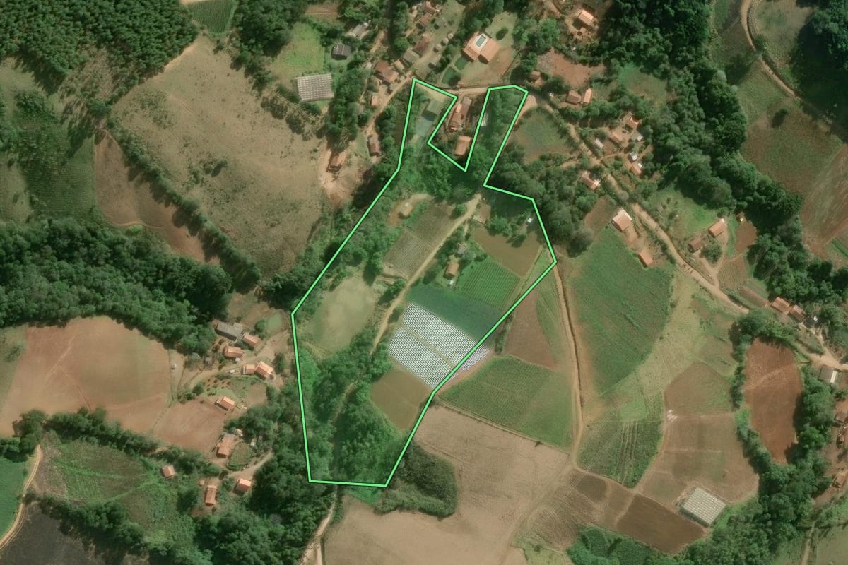 Imagem de satélite do imóvel rural em Guapiara (SP), com o contorno declarado no CAR desenhado por cima.