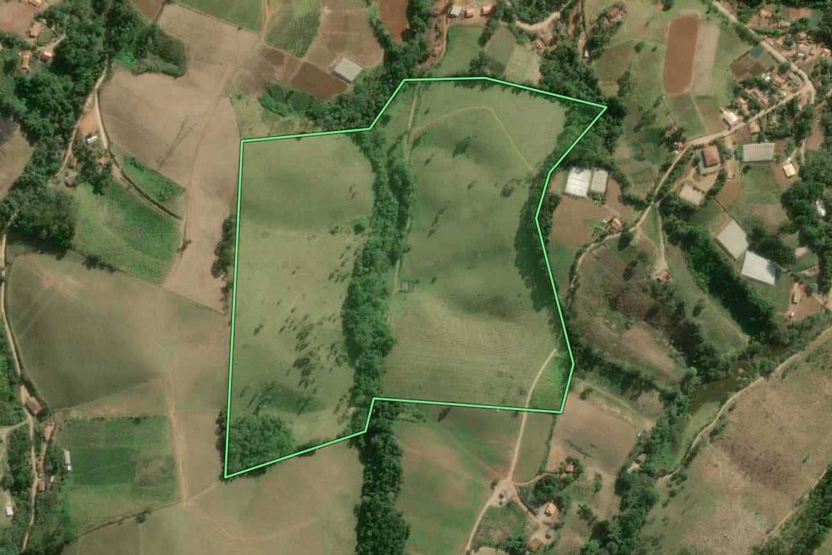 Imagem de satélite do imóvel rural em Guapiara (SP), com o contorno declarado no CAR desenhado por cima.