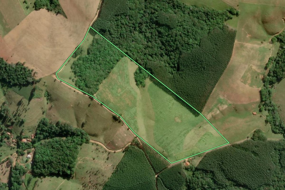 Imagem de satélite do imóvel rural em Guapiara (SP), com o contorno declarado no CAR desenhado por cima.