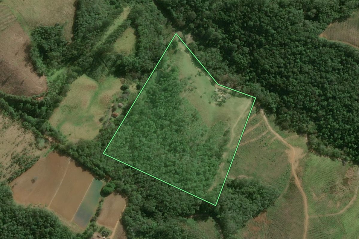 Imagem de satélite do imóvel rural em Guapiara (SP), com o contorno declarado no CAR desenhado por cima.