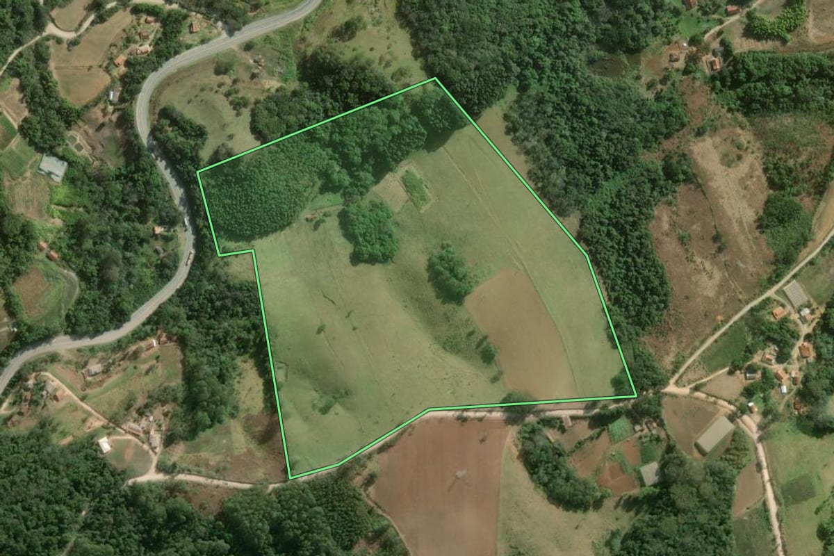 Imagem de satélite do imóvel rural em Guapiara (SP), com o contorno declarado no CAR desenhado por cima.