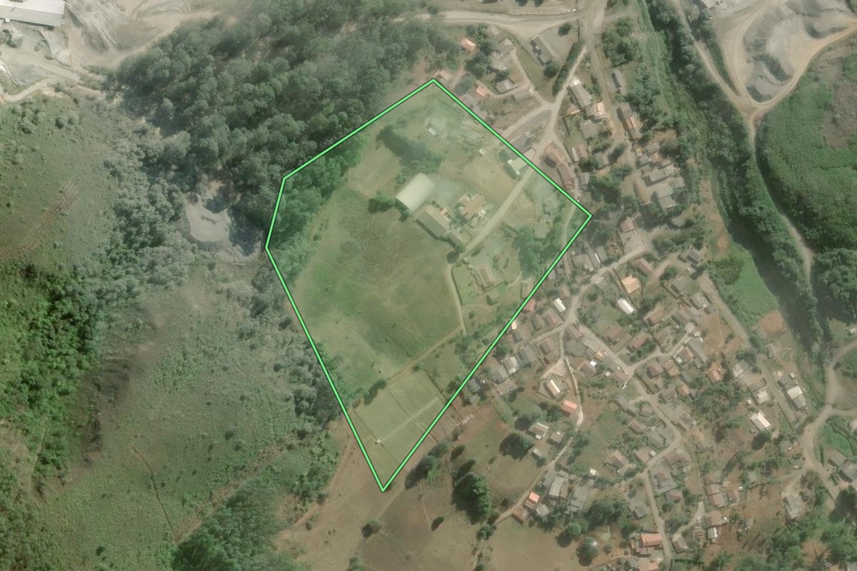 Imagem de satélite do imóvel rural em Guapiara (SP), com o contorno declarado no CAR desenhado por cima.