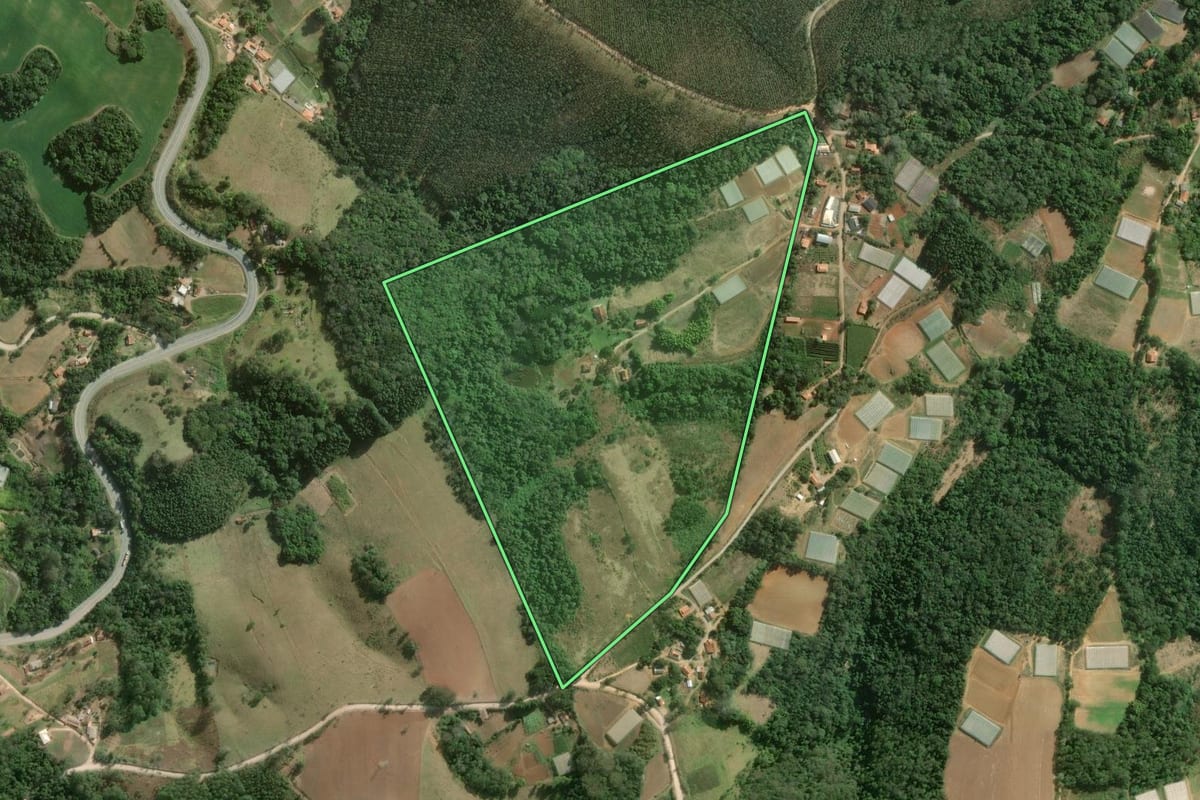 Imagem de satélite do imóvel rural em Guapiara (SP), com o contorno declarado no CAR desenhado por cima.