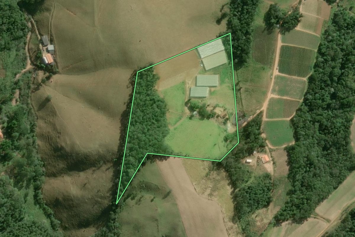 Imagem de satélite do imóvel rural em Guapiara (SP), com o contorno declarado no CAR desenhado por cima.