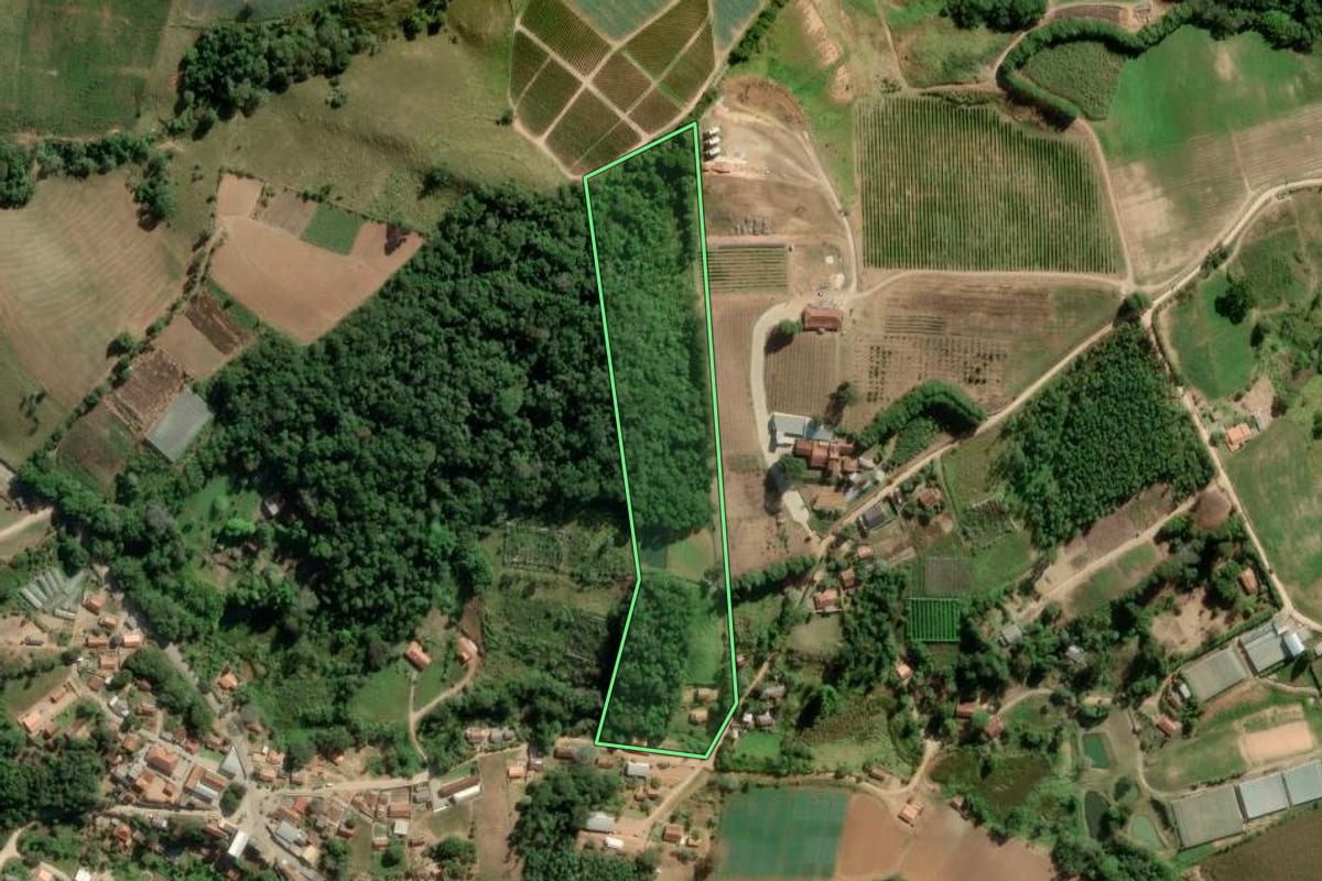 Imagem de satélite do imóvel rural em Guapiara (SP), com o contorno declarado no CAR desenhado por cima.