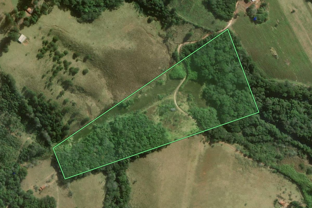Imagem de satélite do imóvel rural em Guapiara (SP), com o contorno declarado no CAR desenhado por cima.