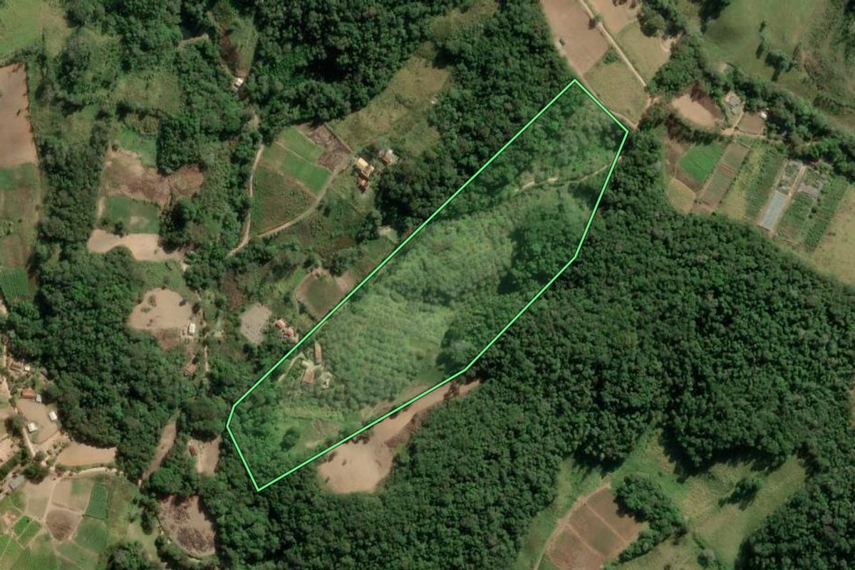 Imagem de satélite do imóvel rural em Guapiara (SP), com o contorno declarado no CAR desenhado por cima.