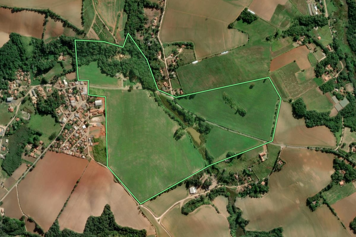 Imagem de satélite do imóvel rural em Guapiara (SP), com o contorno declarado no CAR desenhado por cima.