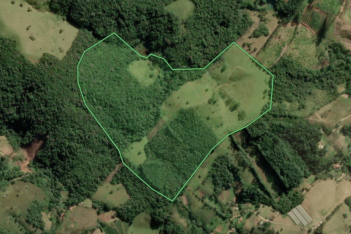 Imagem de satélite do imóvel rural em Guapiara (SP), com o contorno declarado no CAR desenhado por cima.