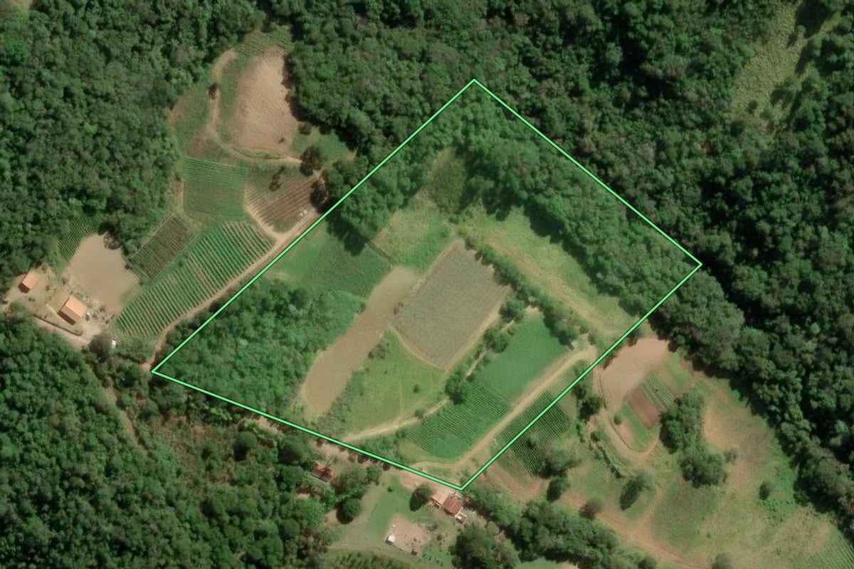 Imagem de satélite do imóvel rural em Guapiara (SP), com o contorno declarado no CAR desenhado por cima.