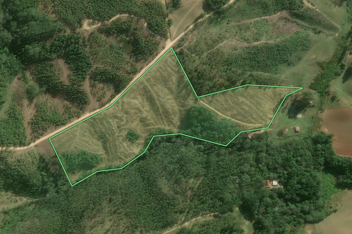 Imagem de satélite do imóvel rural em Guapiara (SP), com o contorno declarado no CAR desenhado por cima.