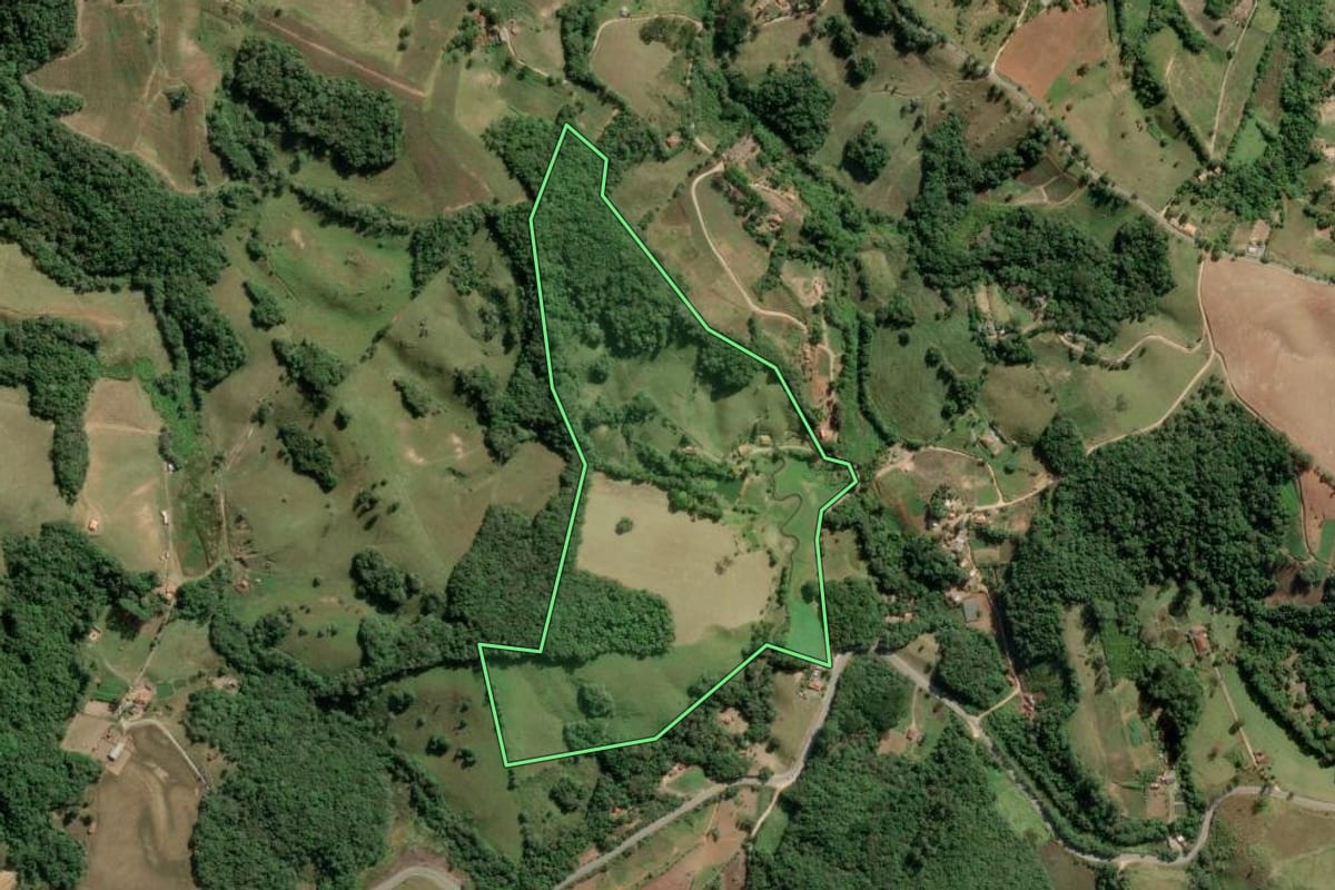 Imagem de satélite do imóvel rural em Guapiara (SP), com o contorno declarado no CAR desenhado por cima.
