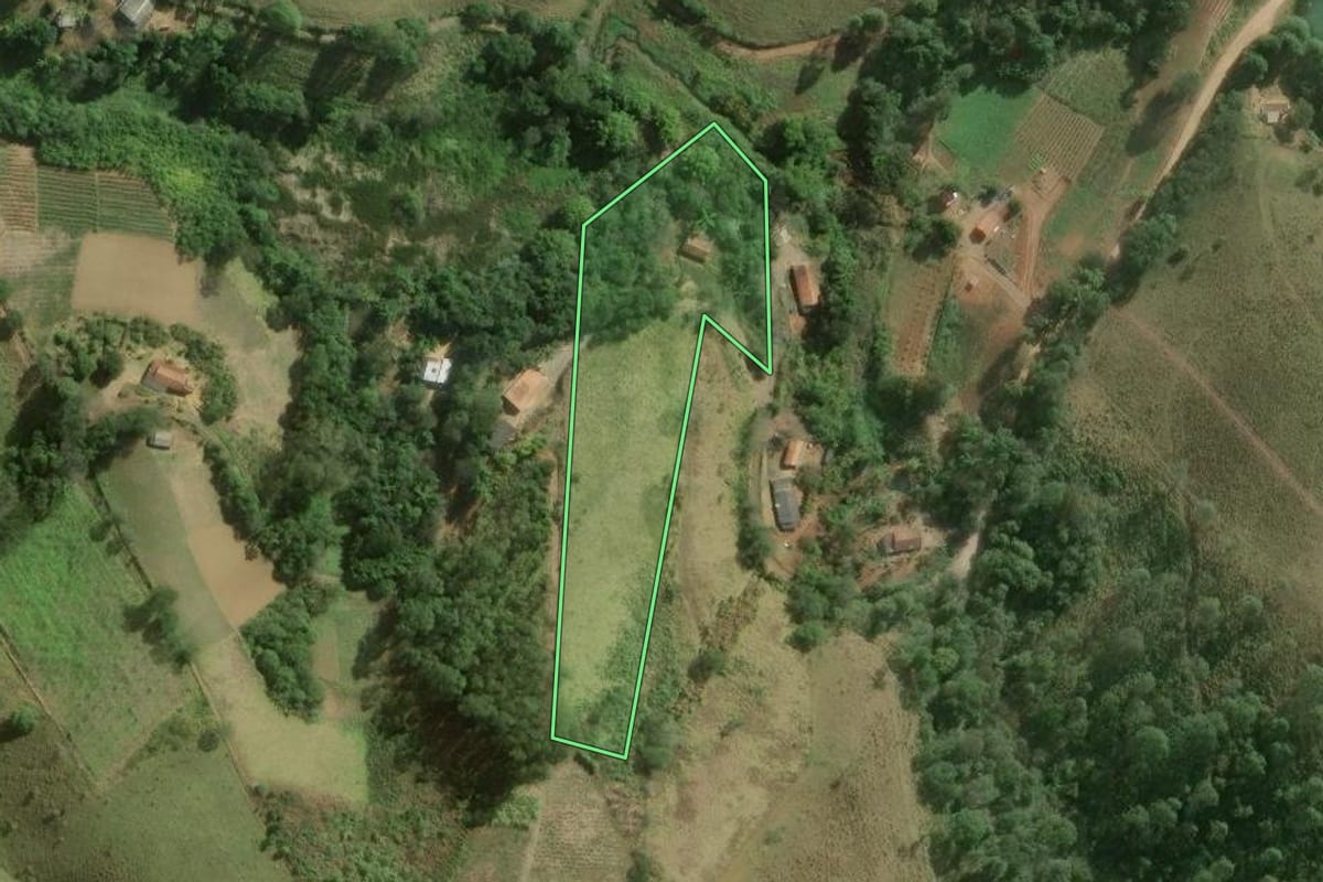 Imagem de satélite do imóvel rural em Guapiara (SP), com o contorno declarado no CAR desenhado por cima.
