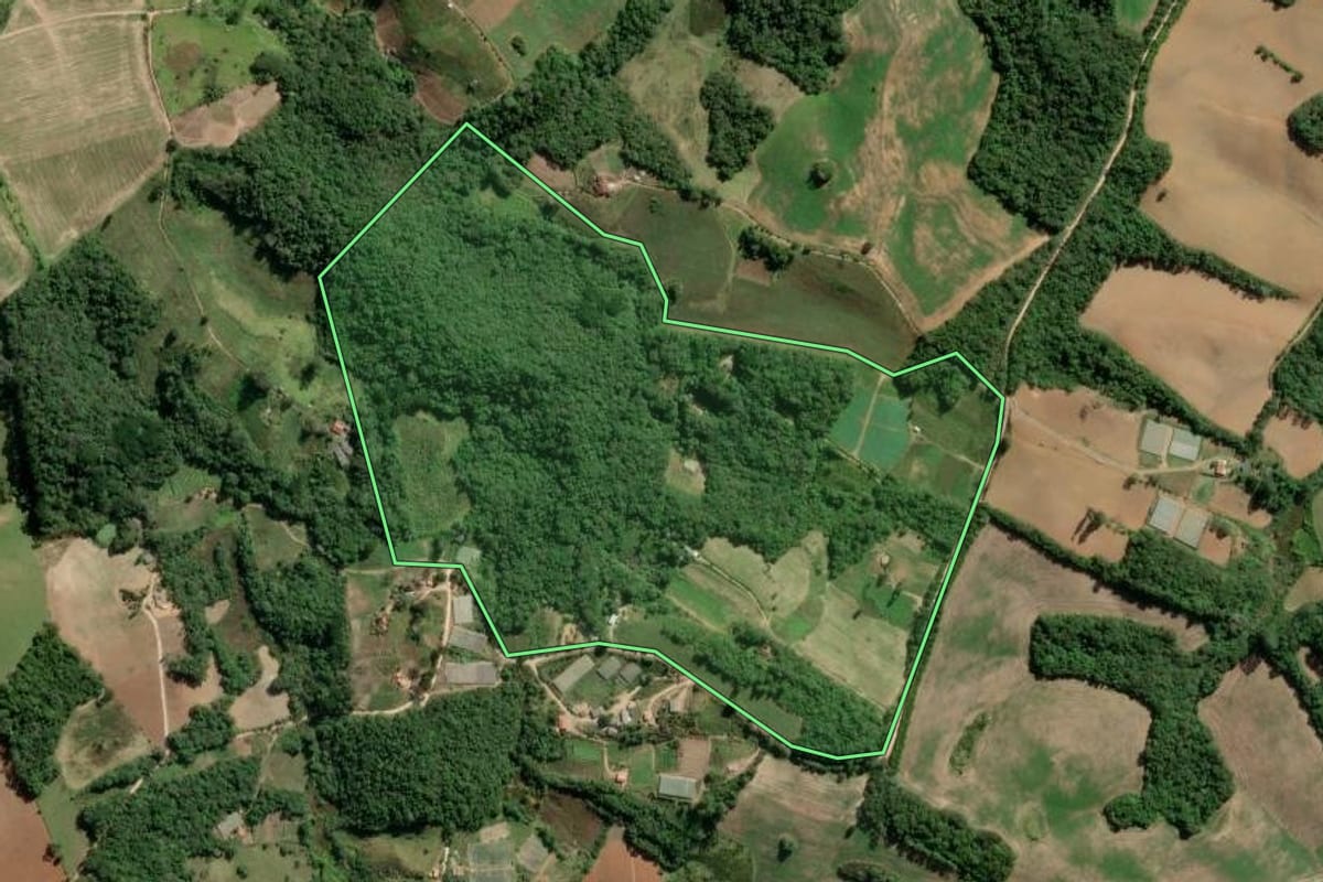 Imagem de satélite do imóvel rural em Guapiara (SP), com o contorno declarado no CAR desenhado por cima.