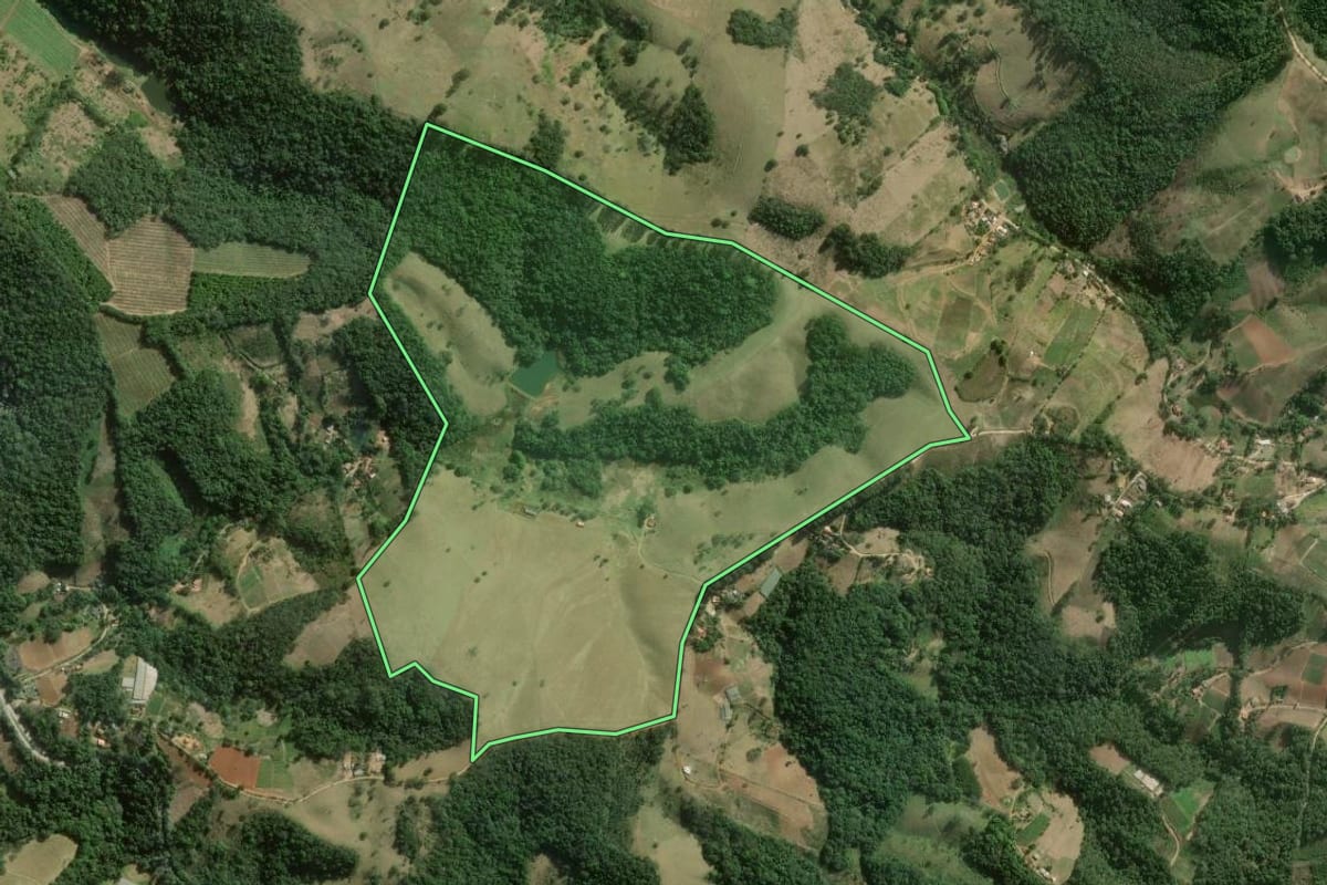 Imagem de satélite do imóvel rural em Guapiara (SP), com o contorno declarado no CAR desenhado por cima.