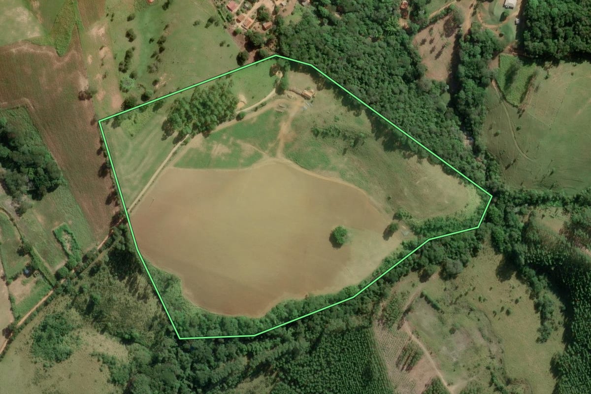 Imagem de satélite do imóvel rural em Guapiara (SP), com o contorno declarado no CAR desenhado por cima.