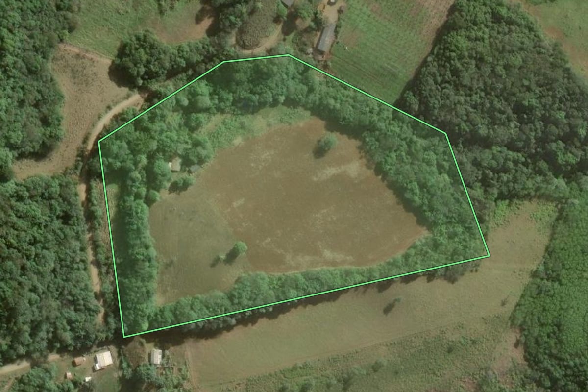 Imagem de satélite do imóvel rural em Guapiara (SP), com o contorno declarado no CAR desenhado por cima.