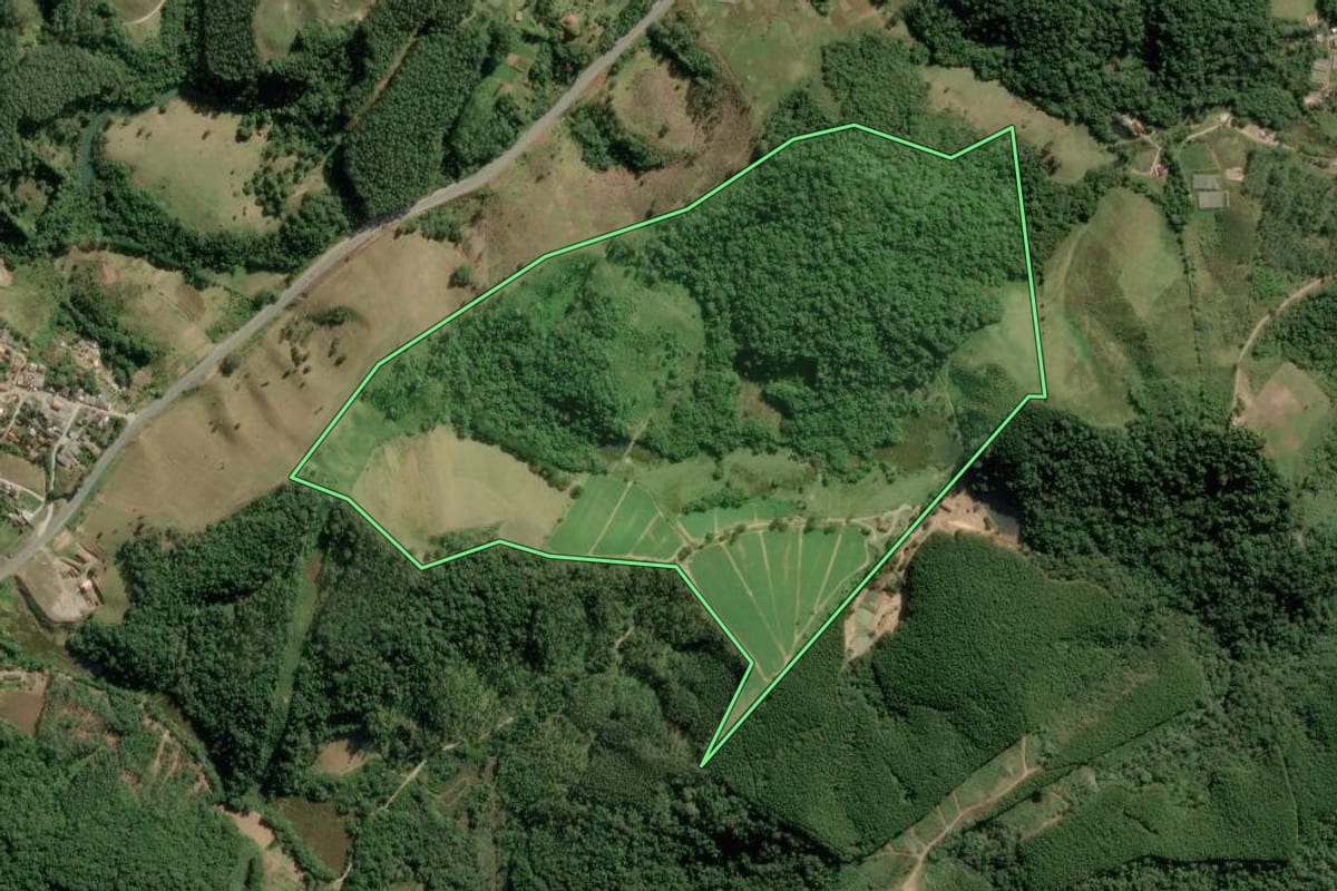 Imagem de satélite do imóvel rural em Guapiara (SP), com o contorno declarado no CAR desenhado por cima.