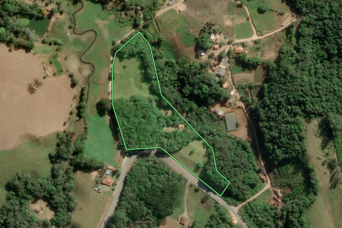 Imagem de satélite do imóvel rural em Guapiara (SP), com o contorno declarado no CAR desenhado por cima.