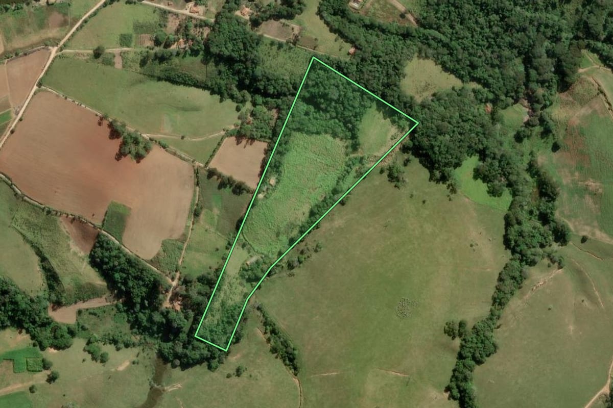 Imagem de satélite do imóvel rural em Guapiara (SP), com o contorno declarado no CAR desenhado por cima.