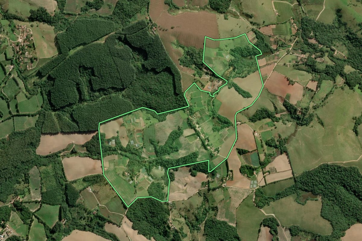 Imagem de satélite do imóvel rural em Guapiara (SP), com o contorno declarado no CAR desenhado por cima.