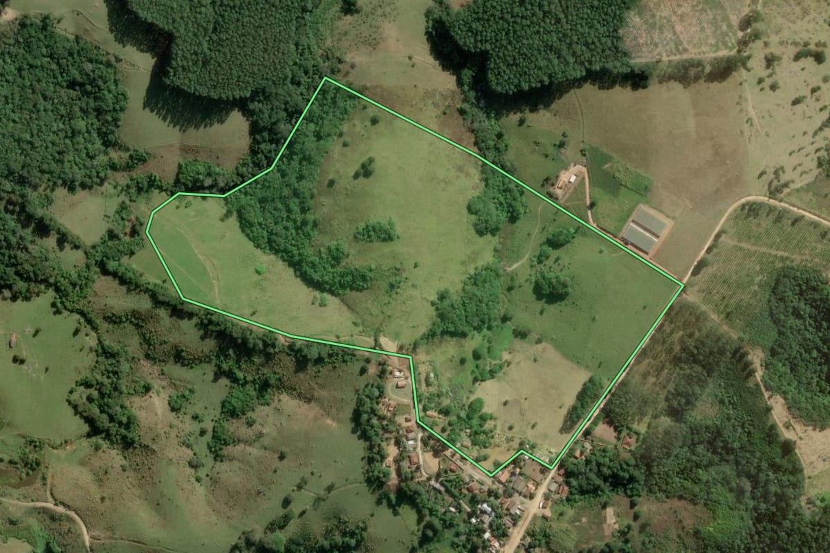 Imagem de satélite do imóvel rural em Guapiara (SP), com o contorno declarado no CAR desenhado por cima.