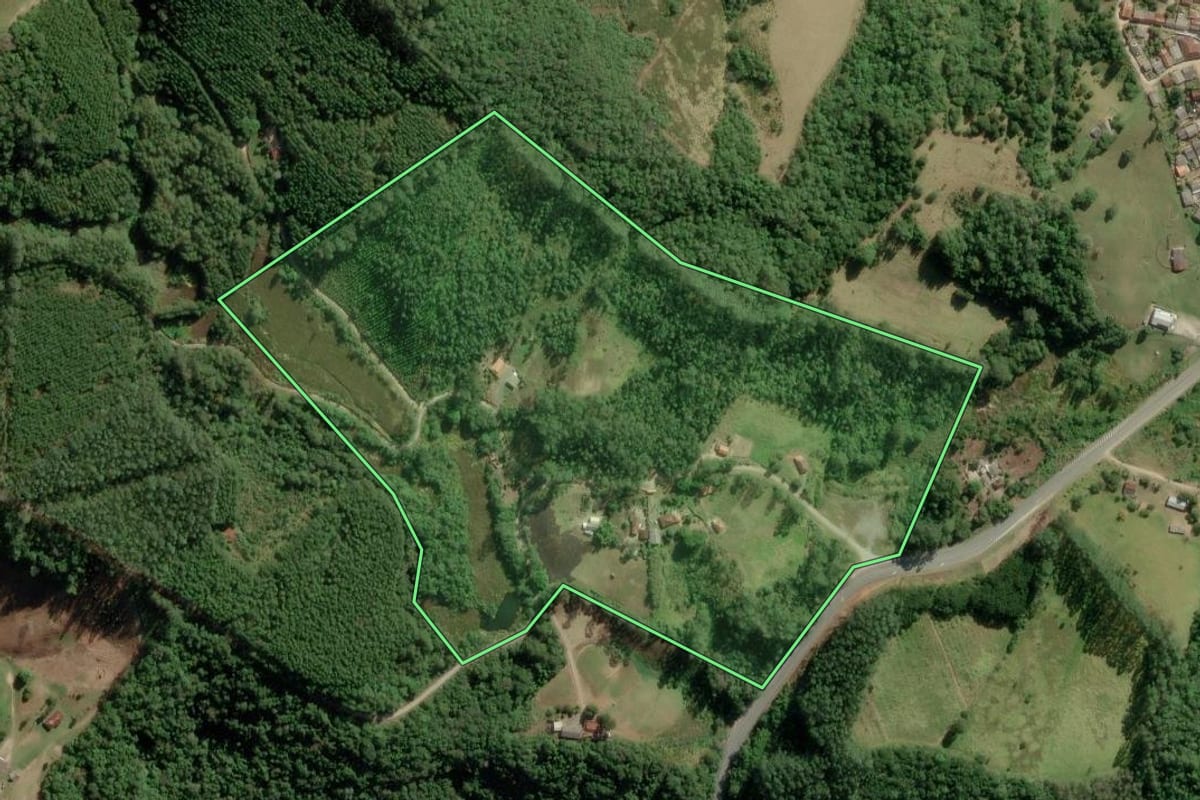 Imagem de satélite do imóvel rural em Guapiara (SP), com o contorno declarado no CAR desenhado por cima.