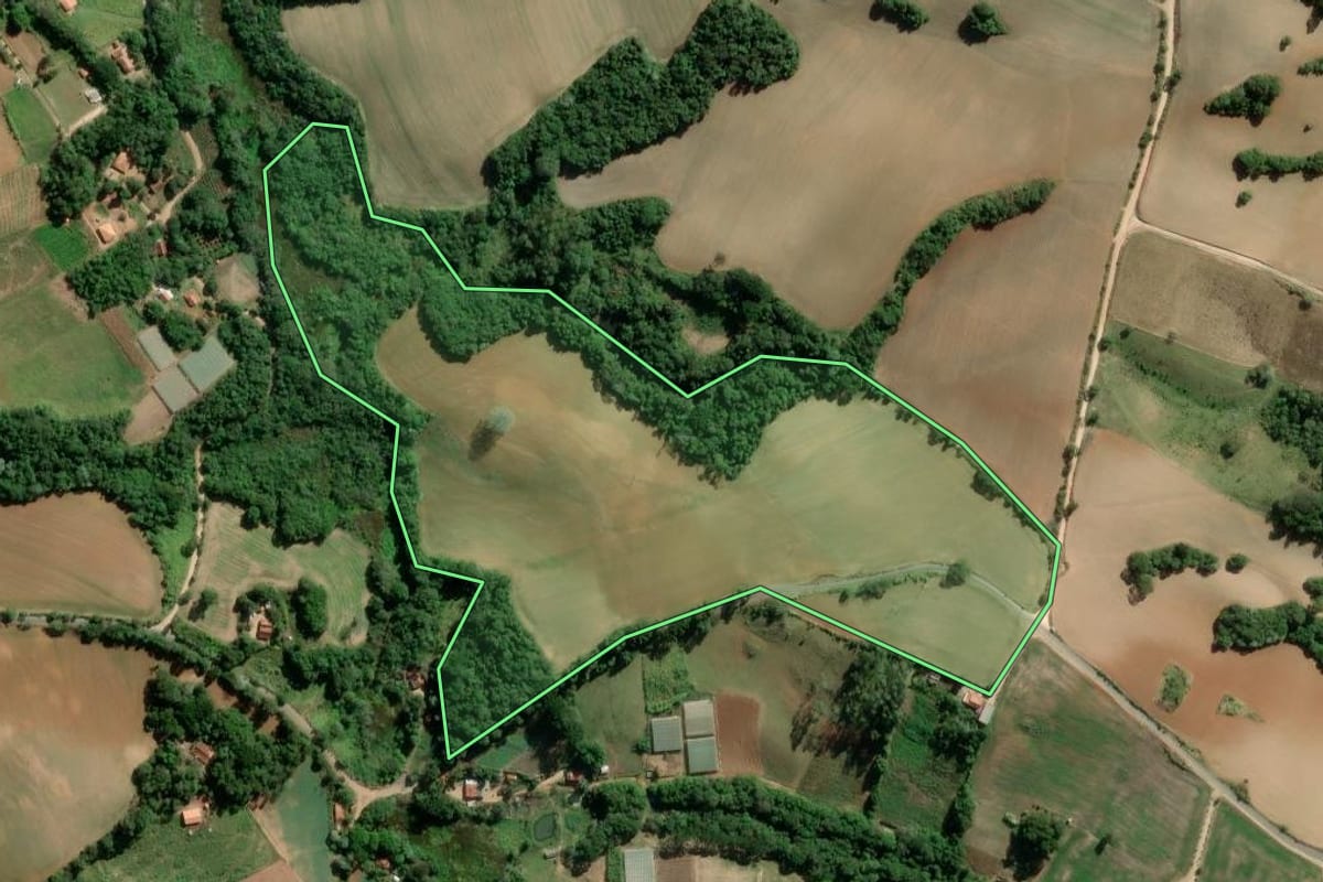 Imagem de satélite do imóvel rural em Guapiara (SP), com o contorno declarado no CAR desenhado por cima.