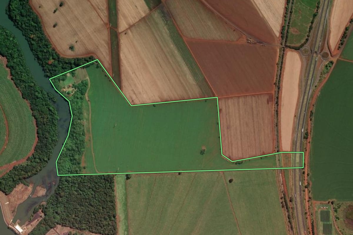 Imagem de satélite do imóvel rural em Guará (SP), com o contorno declarado no CAR desenhado por cima.