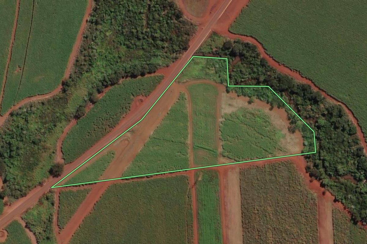 Imagem de satélite do imóvel rural em Guará (SP), com o contorno declarado no CAR desenhado por cima.