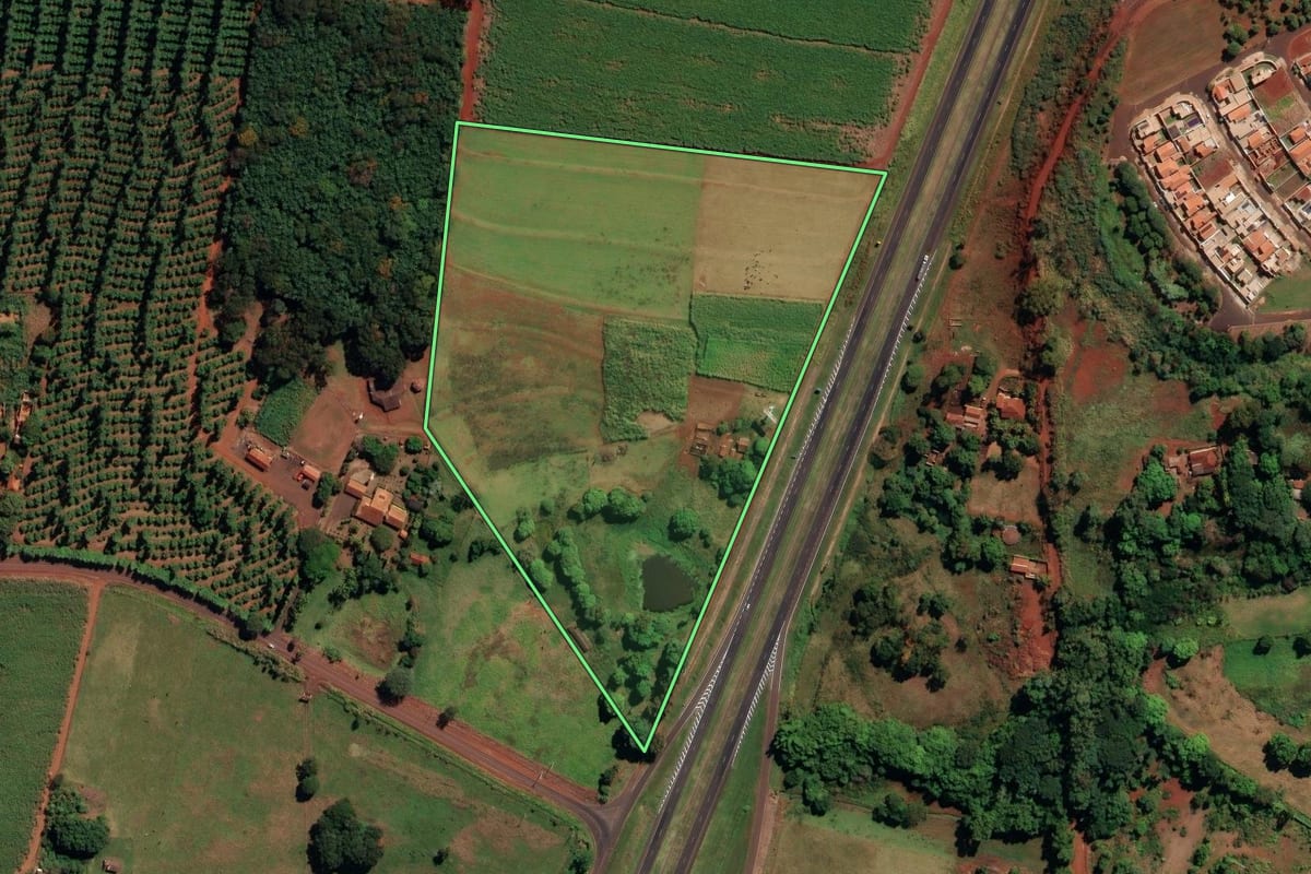 Imagem de satélite do imóvel rural em Guará (SP), com o contorno declarado no CAR desenhado por cima.