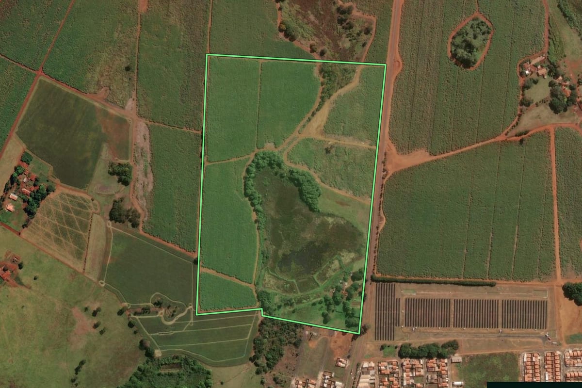 Imagem de satélite do imóvel rural em Guará (SP), com o contorno declarado no CAR desenhado por cima.
