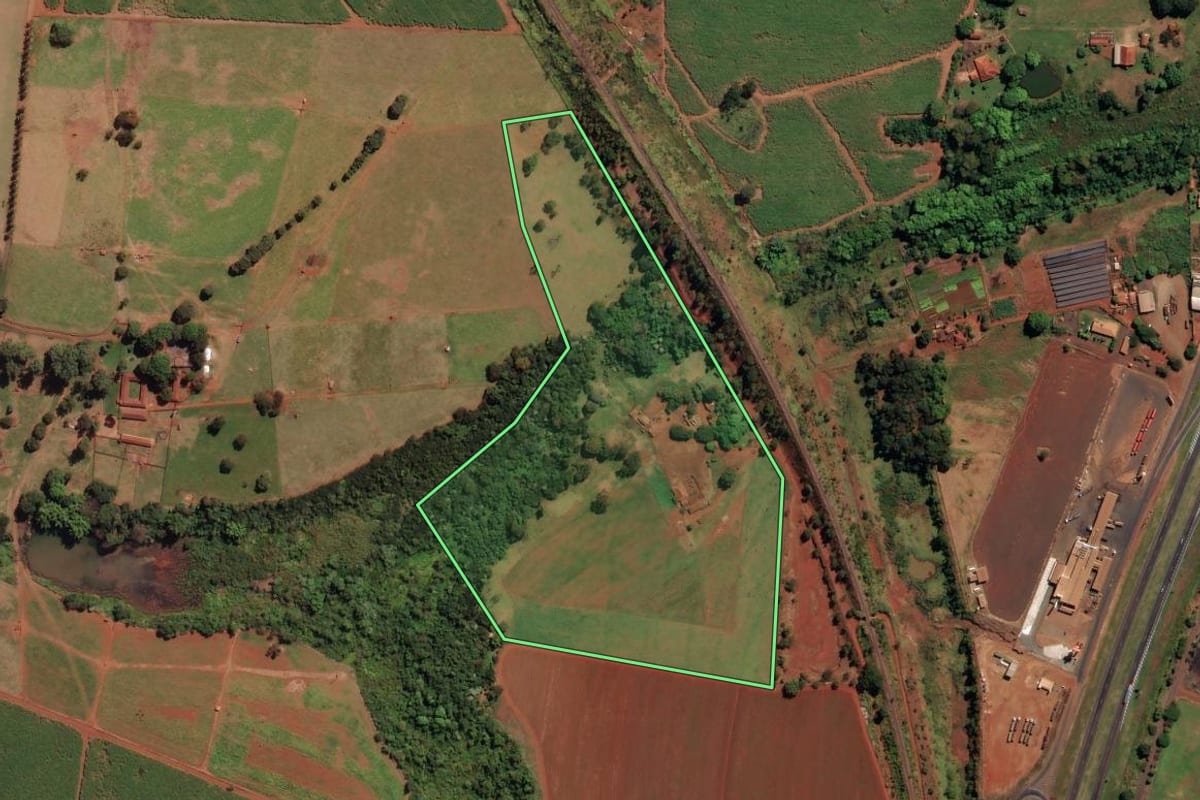 Imagem de satélite do imóvel rural em Guará (SP), com o contorno declarado no CAR desenhado por cima.