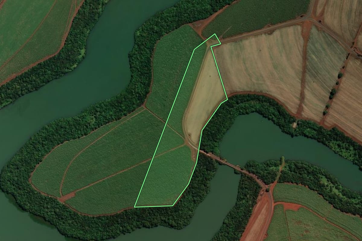Imagem de satélite do imóvel rural em Guará (SP), com o contorno declarado no CAR desenhado por cima.