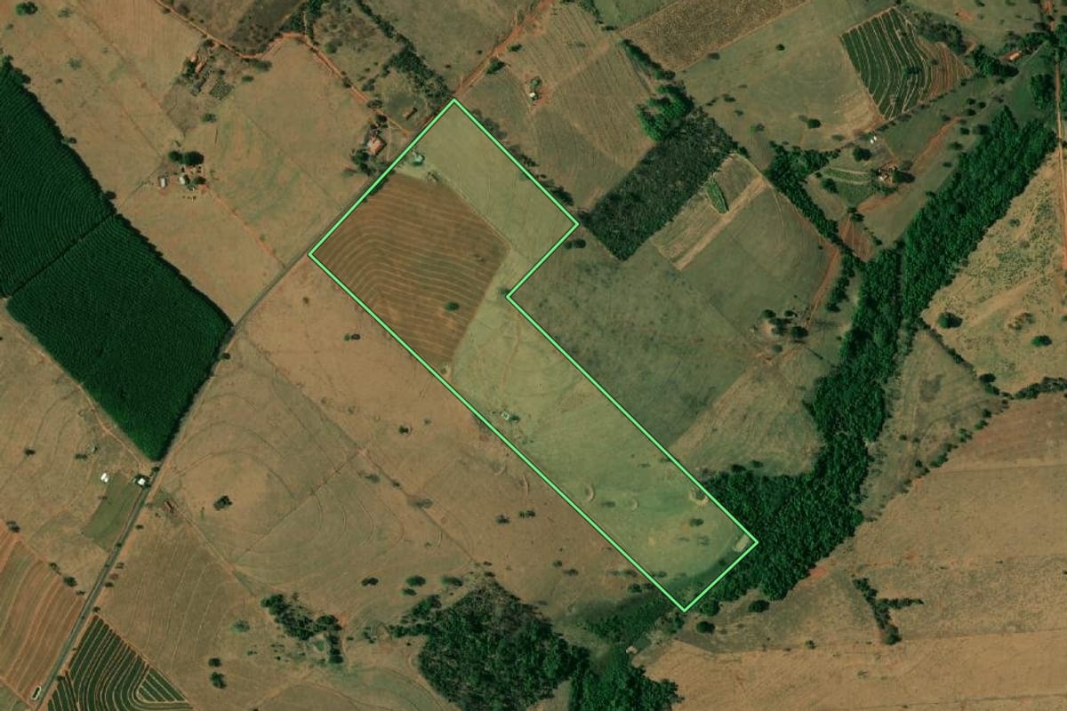 Imagem de satélite do imóvel rural em Guaraçaí (SP), com o contorno declarado no CAR desenhado por cima.
