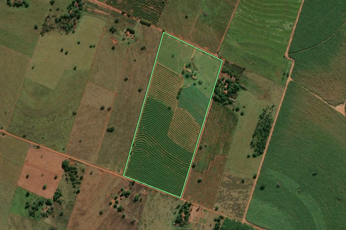 Imagem de satélite do imóvel rural em Guaraçaí (SP), com o contorno declarado no CAR desenhado por cima.