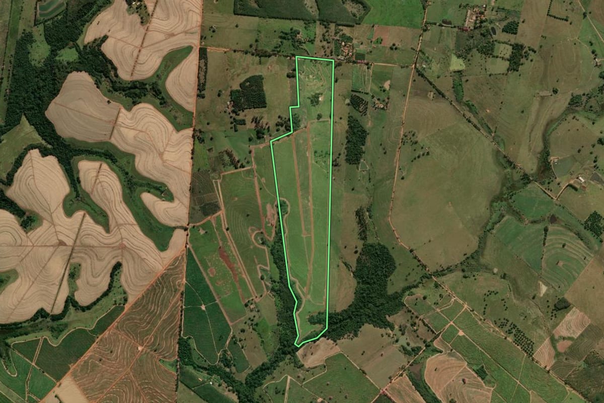 Imagem de satélite do imóvel rural em Guaraçaí (SP), com o contorno declarado no CAR desenhado por cima.