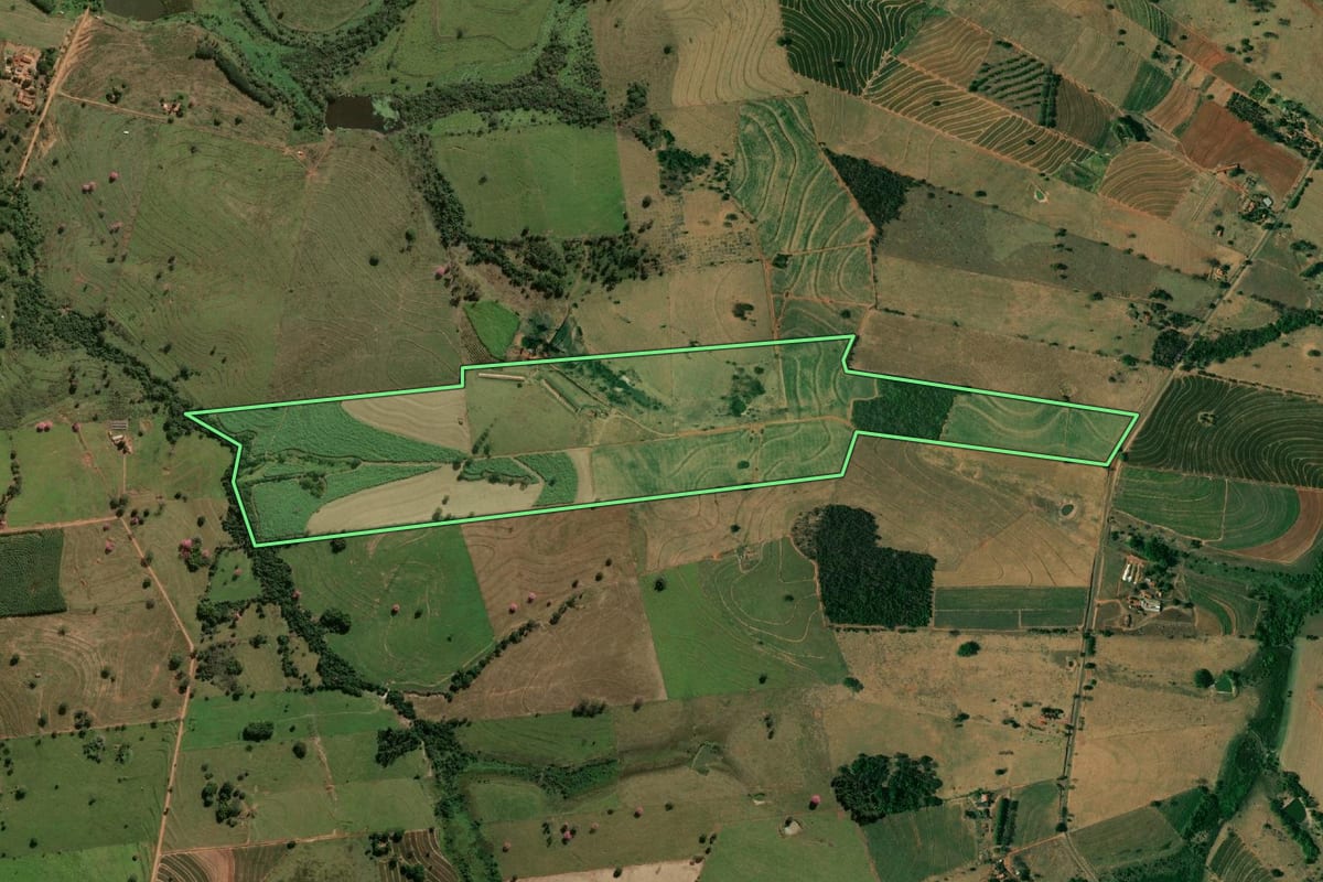 Imagem de satélite do imóvel rural em Guaraçaí (SP), com o contorno declarado no CAR desenhado por cima.